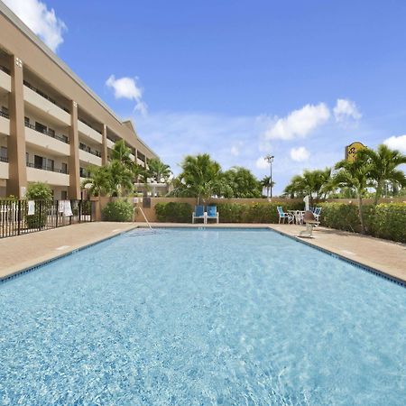 Super 8 By Wyndham Fort Myers Exterior foto