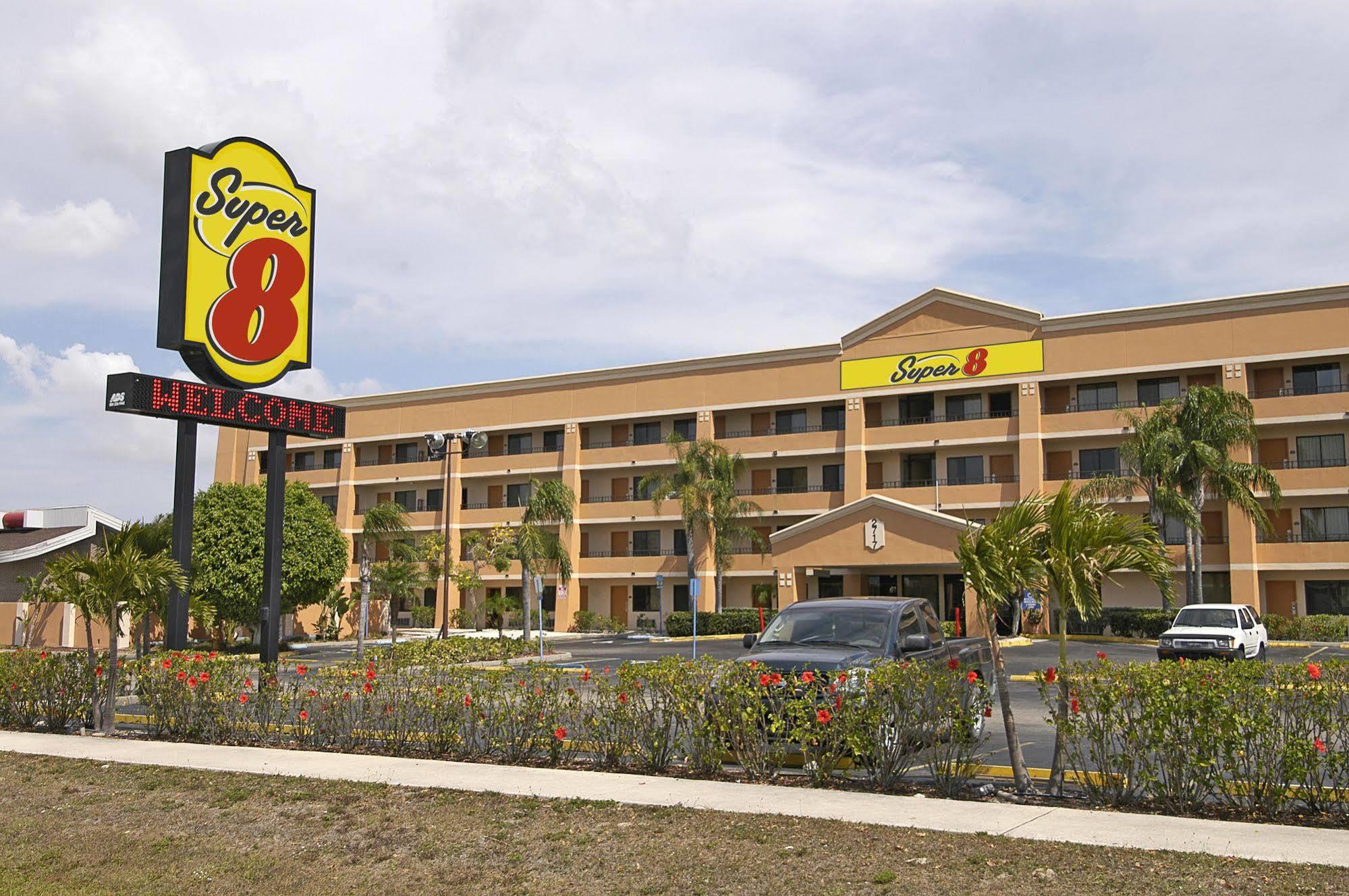 Super 8 By Wyndham Fort Myers Exterior foto
