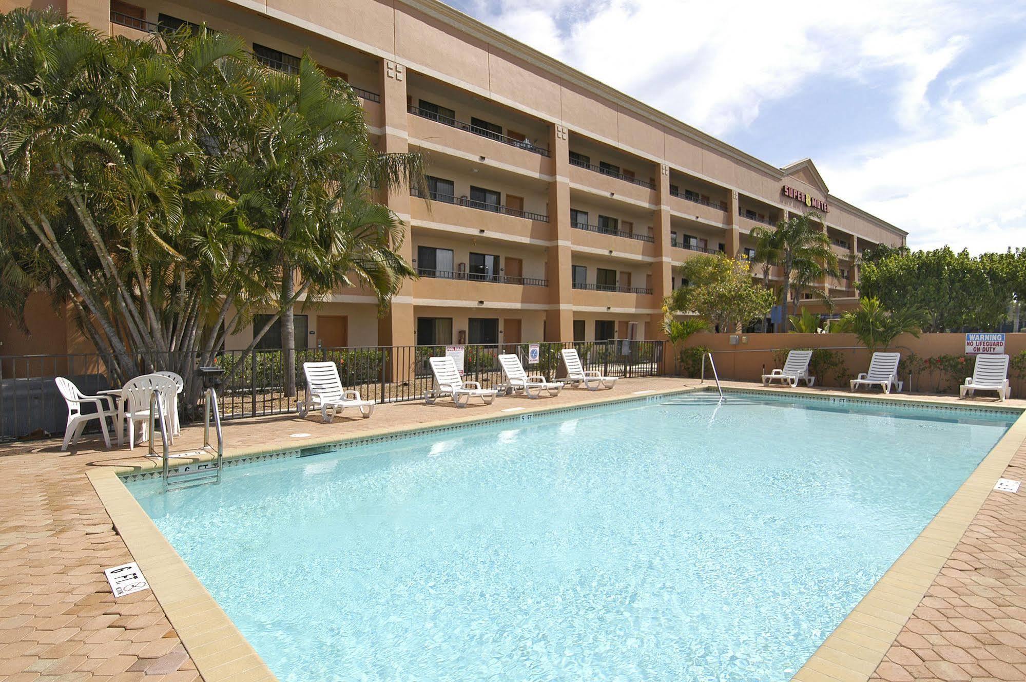 Super 8 By Wyndham Fort Myers Exterior foto